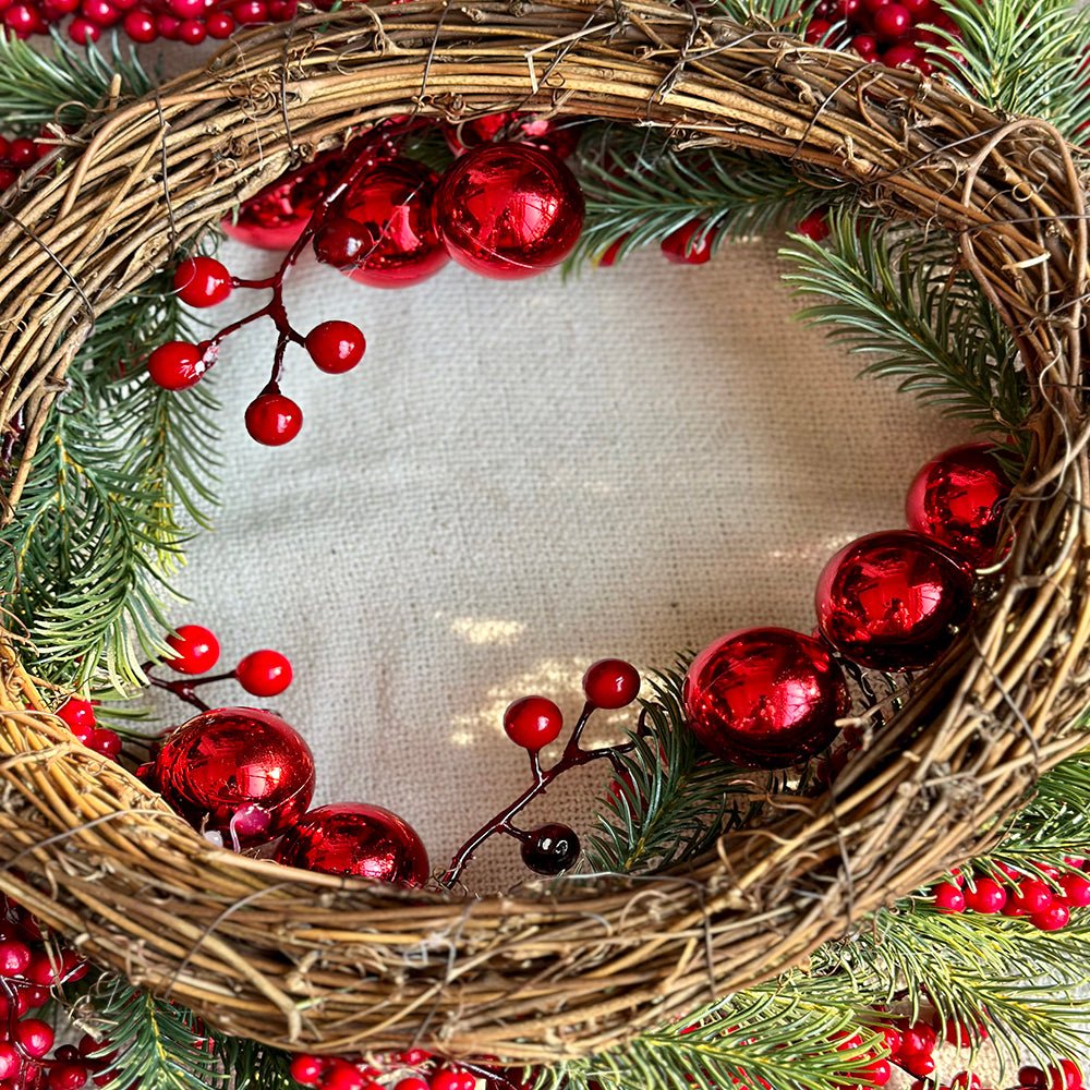 Red Berries & Balls Artifical Wreath for Wall,Door and Tree Décor - Little Surprise BoxRed Berries & Balls Artifical Wreath for Wall,Door and Tree Décor