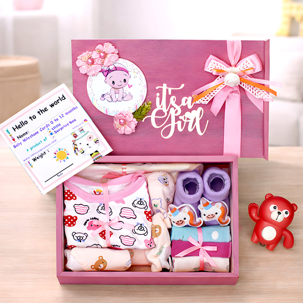 سلة هدايا حديثي الولادة باللون الوردي 