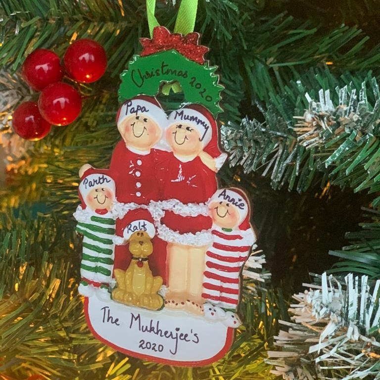 Personalized Wooden Family Tree Ornament (Family of 4) with a Pet - Little Surprise BoxPersonalized Wooden Family Tree Ornament (Family of 4) with a Pet